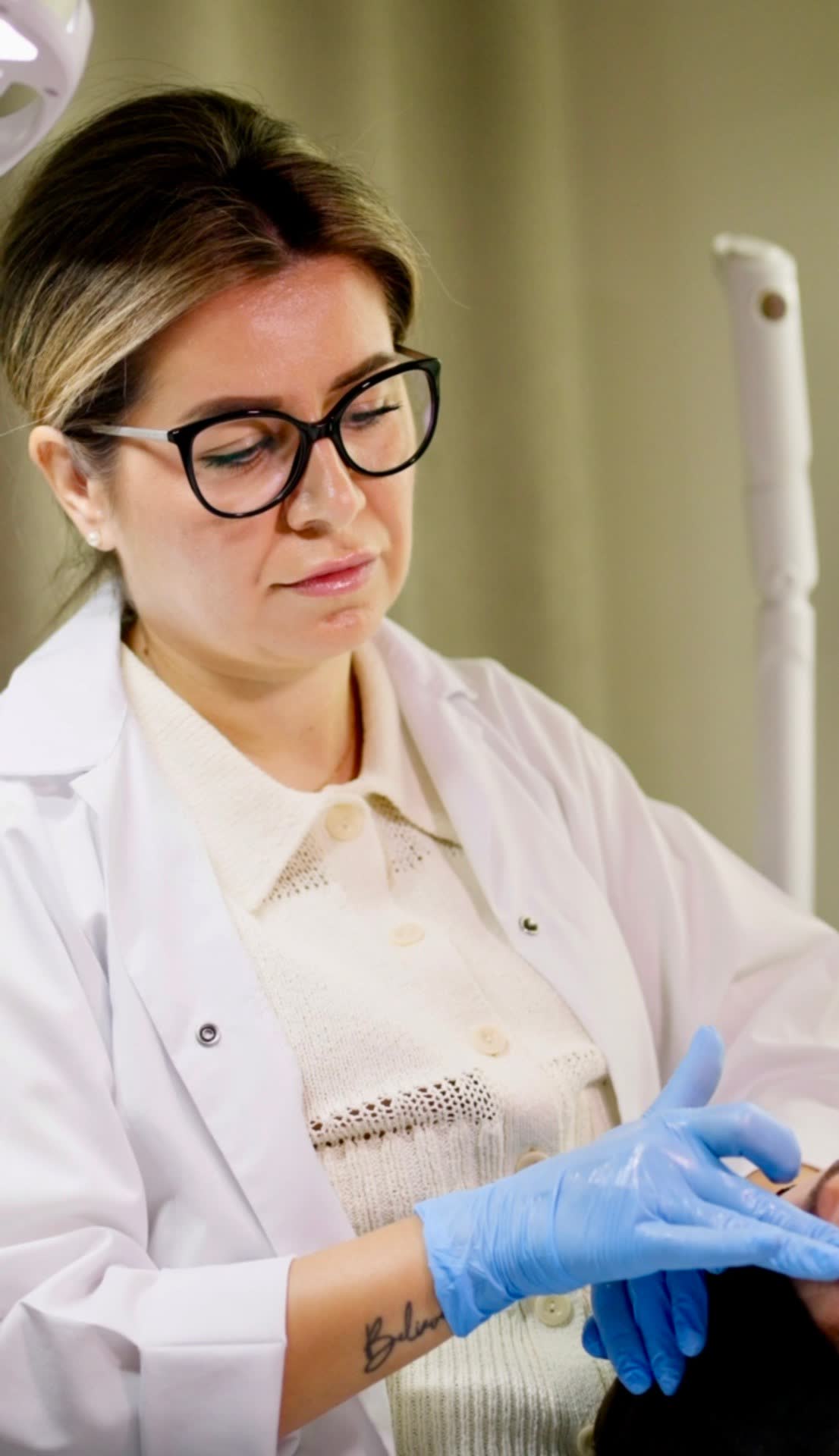 Ludmila preparing the skin before an advanced device treatment